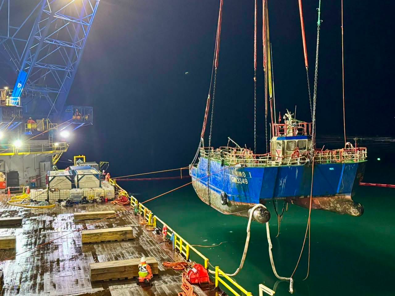 Reflotan la embarcación Koñimo I para esclarecer tragedia que dejó seis fallecidos en el Estuario del Reloncaví