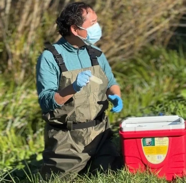 Realizan muestreo por presunto vertimiento ilegal en estero que desemboca en el Lago Llanquihue en Frutillar
