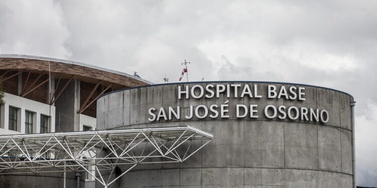Vecina atacó a mujer con un martillo y la dejó en riesgo vital en Osorno